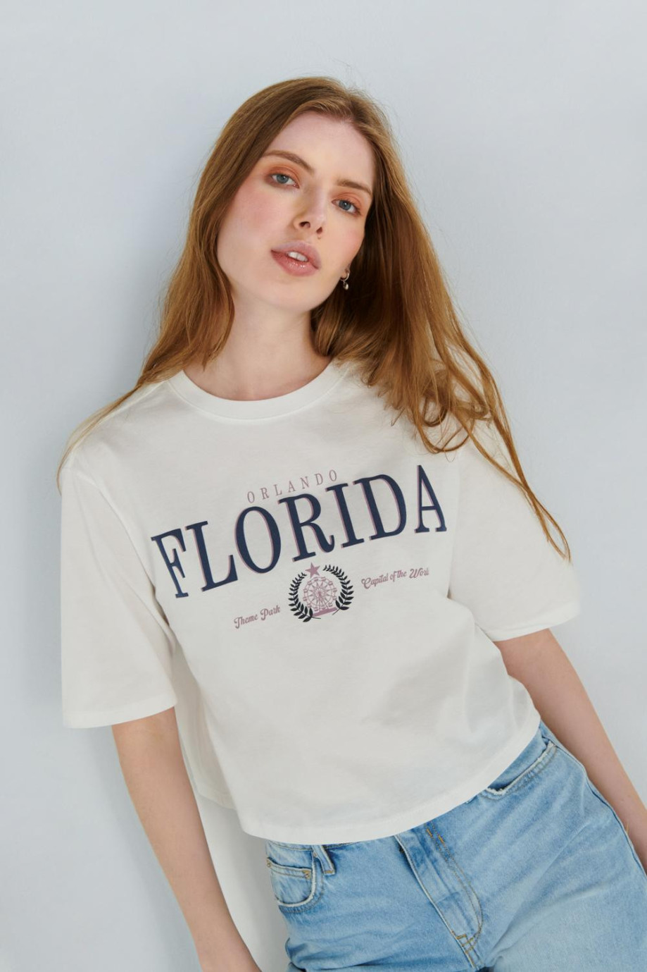 Camiseta crop top crema clara con diseño college de Florida