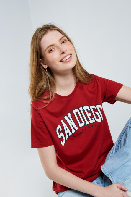 Camiseta roja intensa con diseño college de San Diego y manga corta