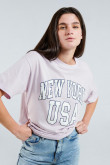 Camiseta manga corta lila claro con estampado en frente estilo College.