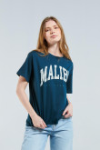 Camiseta azul con manga corta y diseño college de Malibú