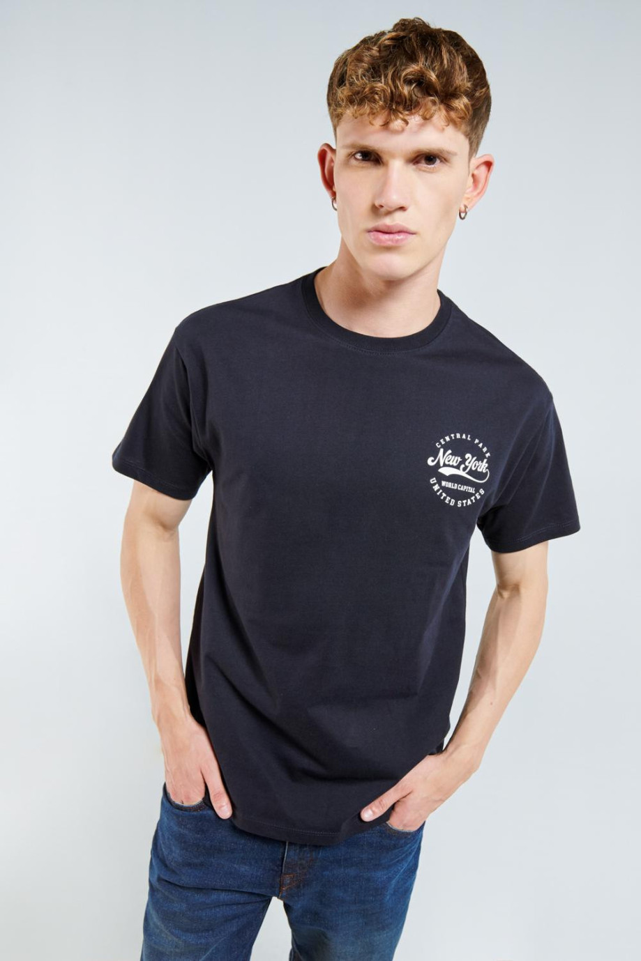 Camiseta manga corta azul oscuro con estampado en frente estilo College.