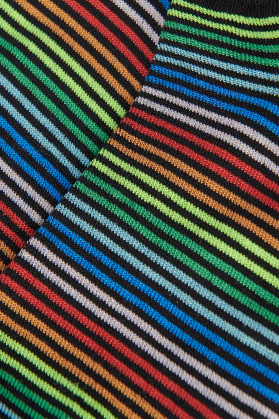 Medias unicolores tipo tobilleras con diseños de rayas coloridas