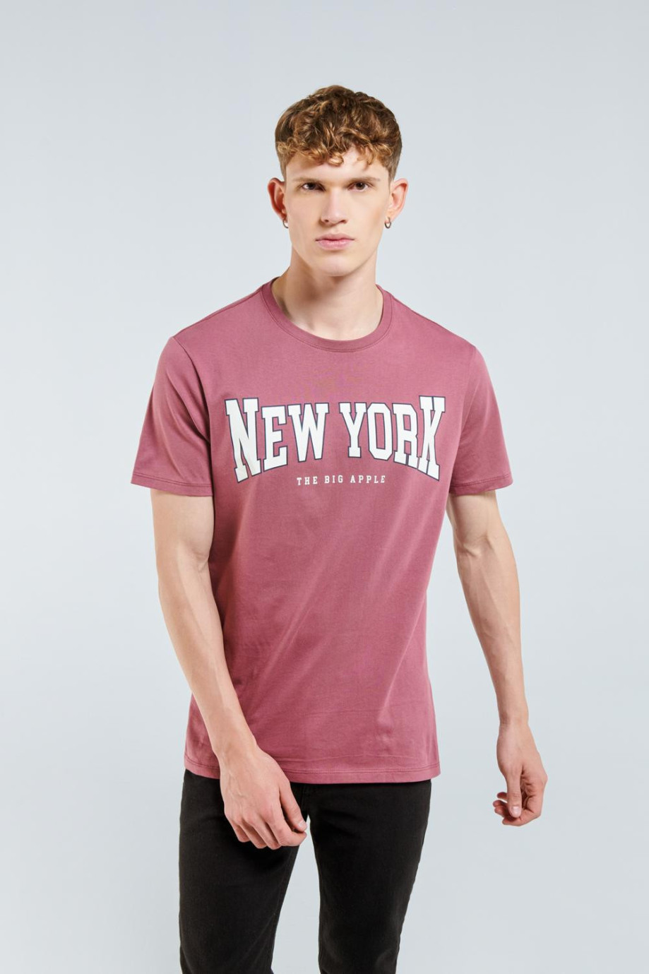 Camiseta manga corta rosado oscuro con estampado en frente estilo College.
