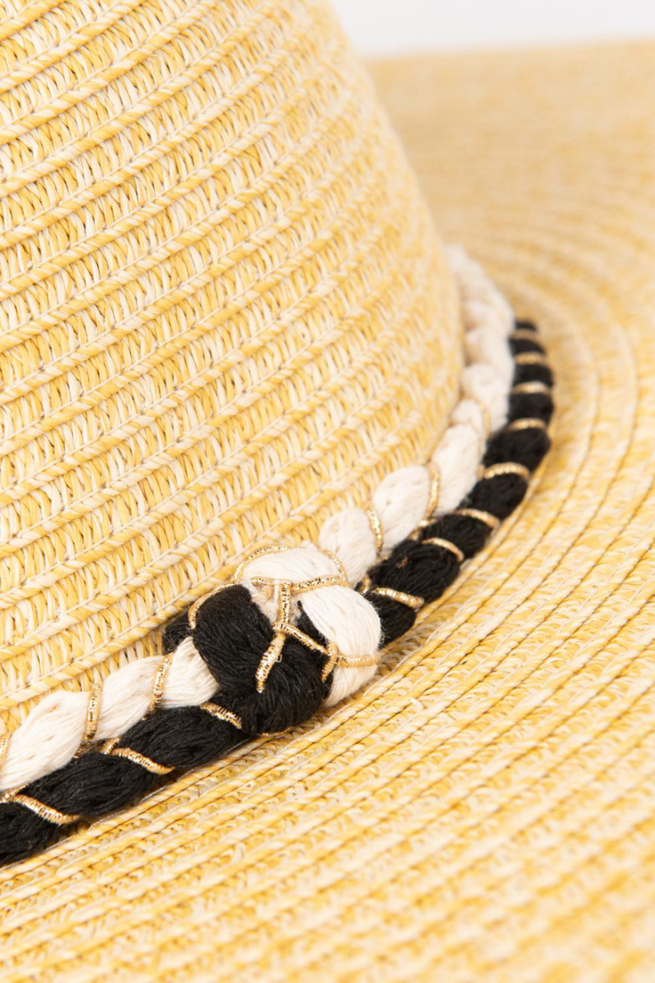 Sombrero tejido crema claro con lazo decorativo colorido