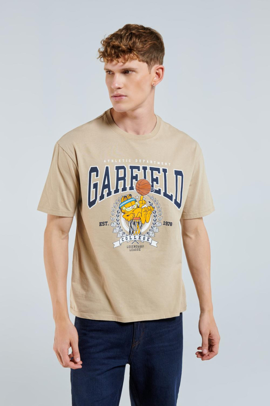 Camiseta kaky clara con manga corta y diseño college de Garfield