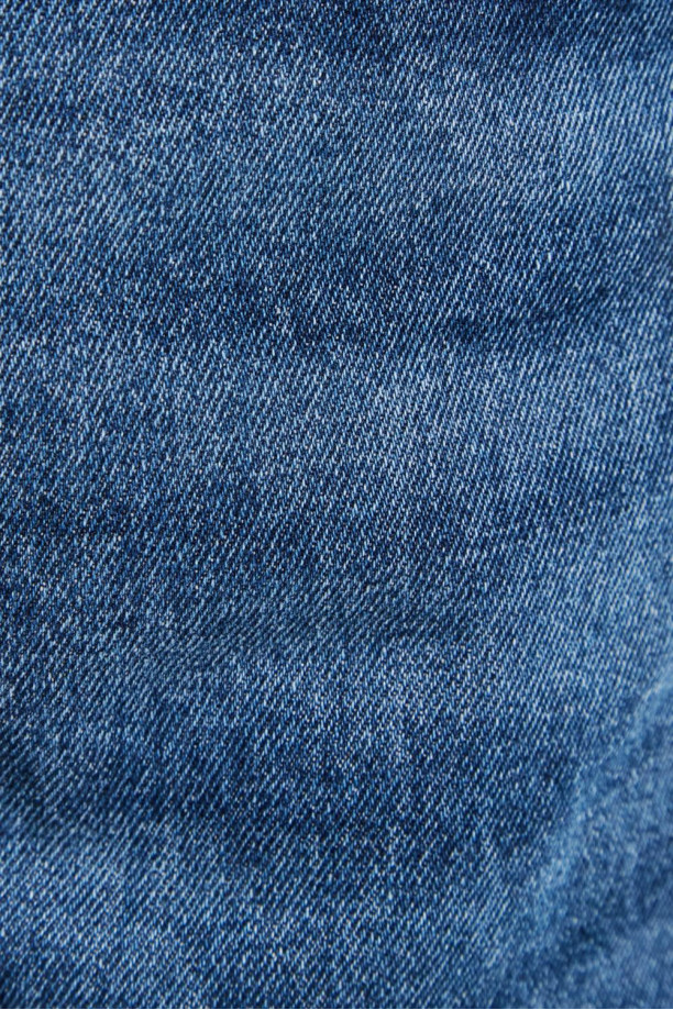 Jean 90´S azul claro con tiro medio, bota ancha y desgastes de color