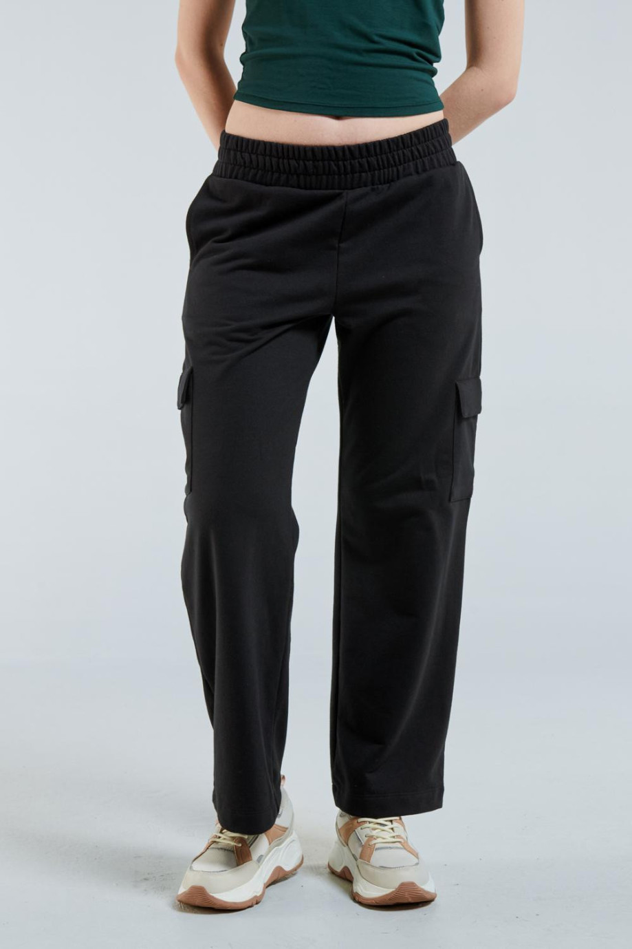 Pantalon jogger cargo bota recta, unicolor, con bolsillos en costados.