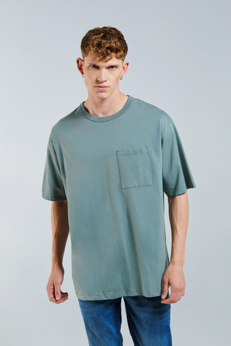 Camiseta manga corta unicolor con bolsillo y cuello redondo