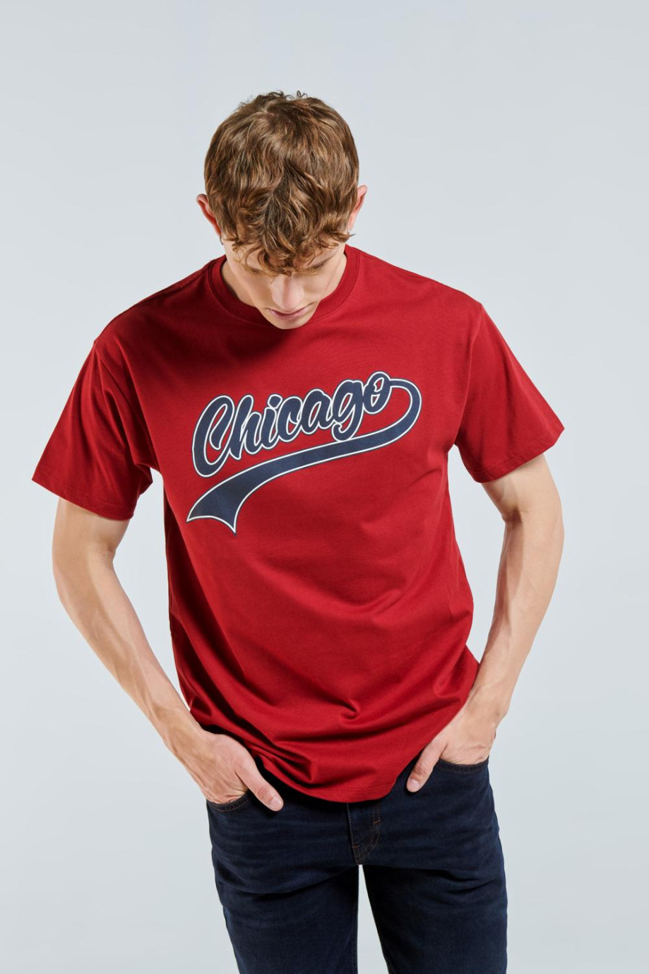 Camiseta roja intensa con diseño college de Chicago y cuello redondo
