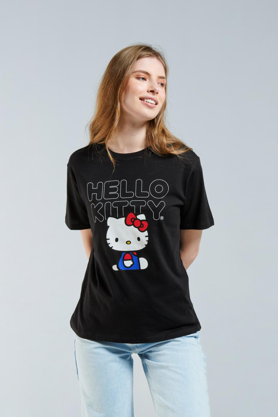 Camiseta negra con manga corta y diseño de Hello Kitty en frente
