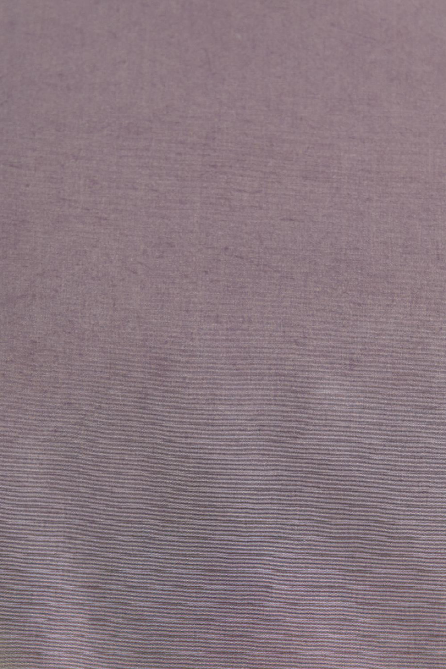 Chaqueta liviana lila oscura con ajuste en la cintura y cuello alto