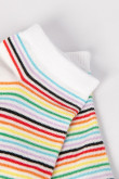 Medias tobilleras crema claras con diseños de rayas coloridas