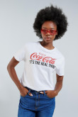 Camiseta crop top blanca con diseño de Coca-Cola y manga corta