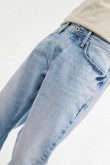 Jean azul claro 90´S con tiro bajo, desgastes de color y bota ancha