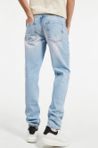 Jean azul claro 90´S con tiro bajo, desgastes de color y bota ancha
