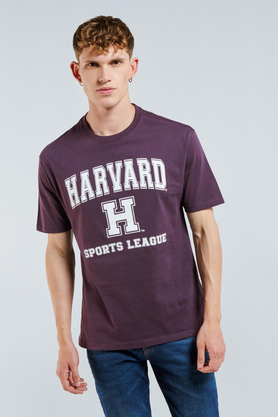 Camiseta morada oscura con estampado college de Harvard y cuello redondo