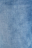 Jean slim tiro bajo azul claro con bolsillos y desgastes de color