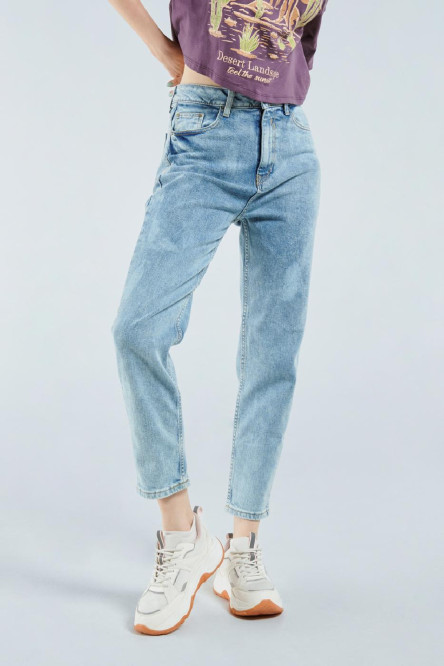 Jean mom azul claro con efectos desteñidos y tiro súper alto