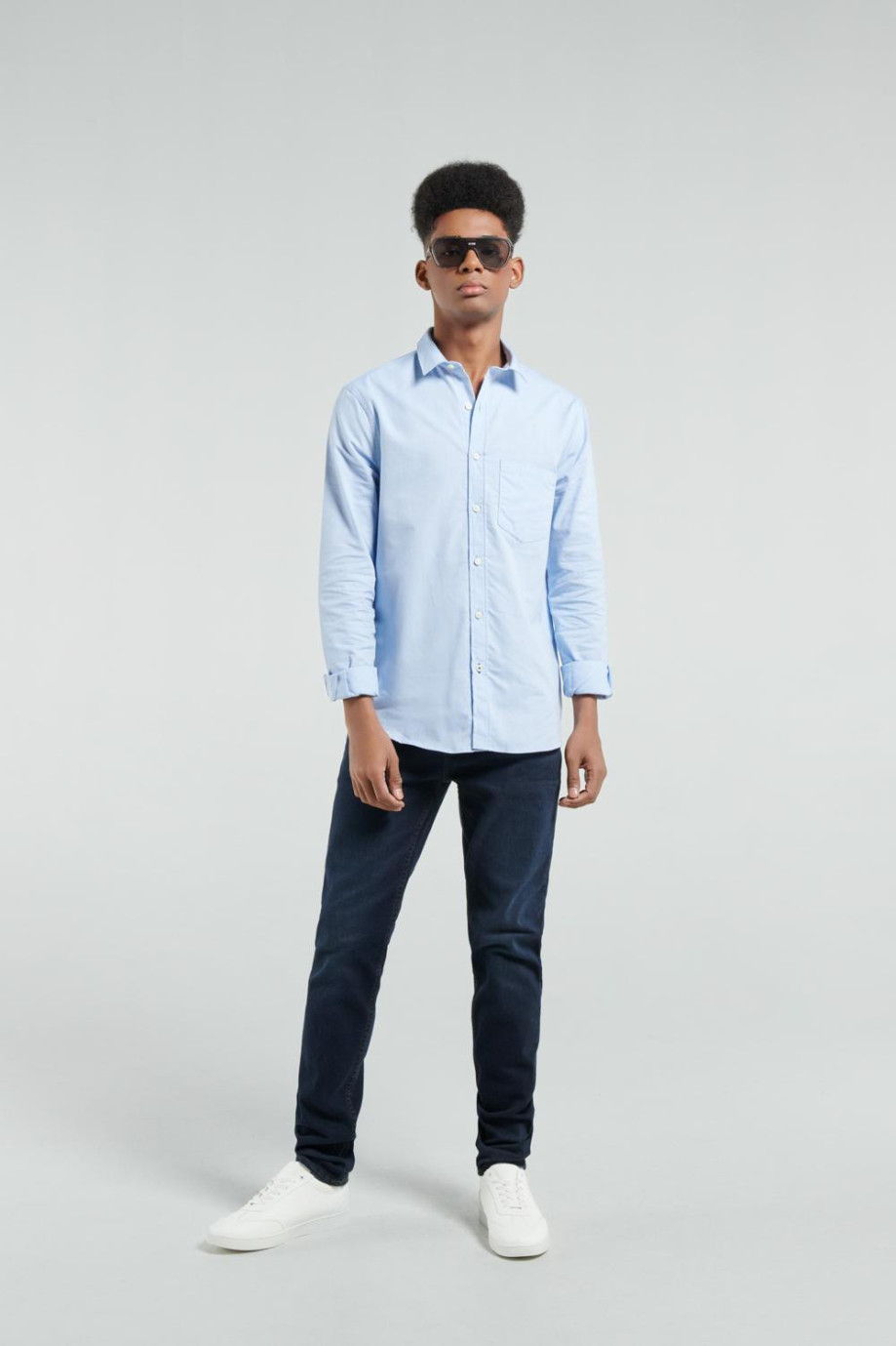 Camisa azul clara con bolsillo, cuello sport collar y manga larga