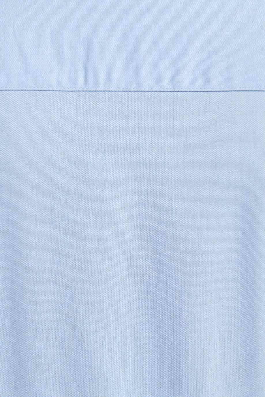 Camisa azul clara con bolsillo, cuello sport collar y manga larga