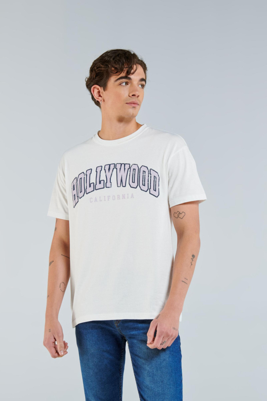Camiseta crema clara con diseño college de Hollywood y manga corta