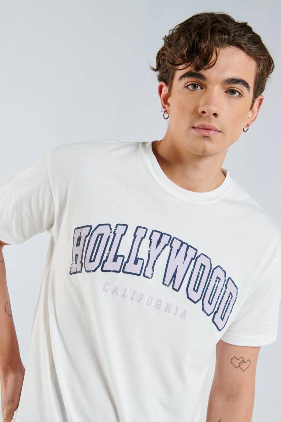 Camiseta crema clara con diseño college de Hollywood y manga corta