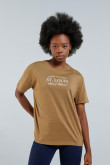 Camiseta café clara en algodón con cuello redondo y diseño college