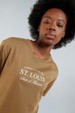 Camiseta café clara en algodón con cuello redondo y diseño college