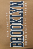 Camiseta manga corta café clara con texto college de Brooklyn