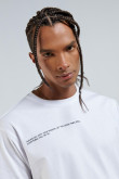 Camiseta unicolor con cuello redondo y textos estampados