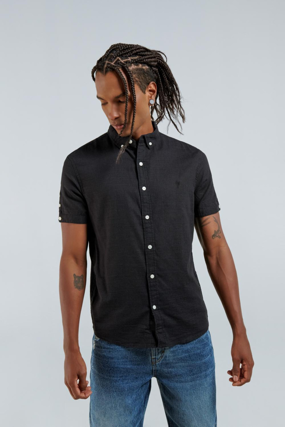 Camisa unicolor con cuello button down y bordado decorativo en frente