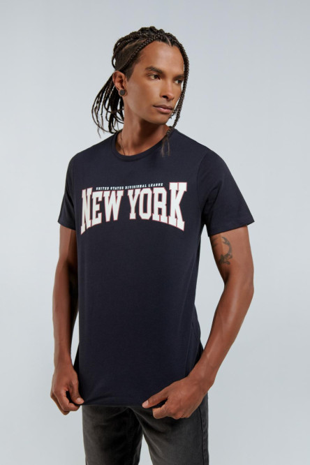 Camiseta manga corta azul oscuro con estampado en frente estilo College.