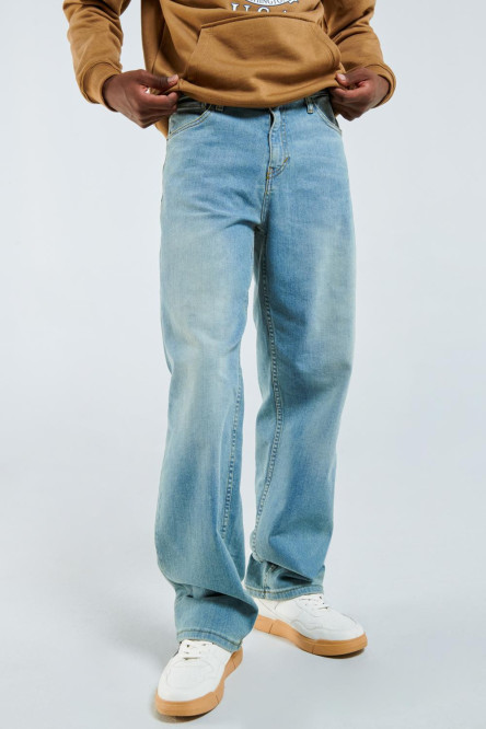 Jean azul claro 90´S con tiro medio, bota ancha y desgastes de color