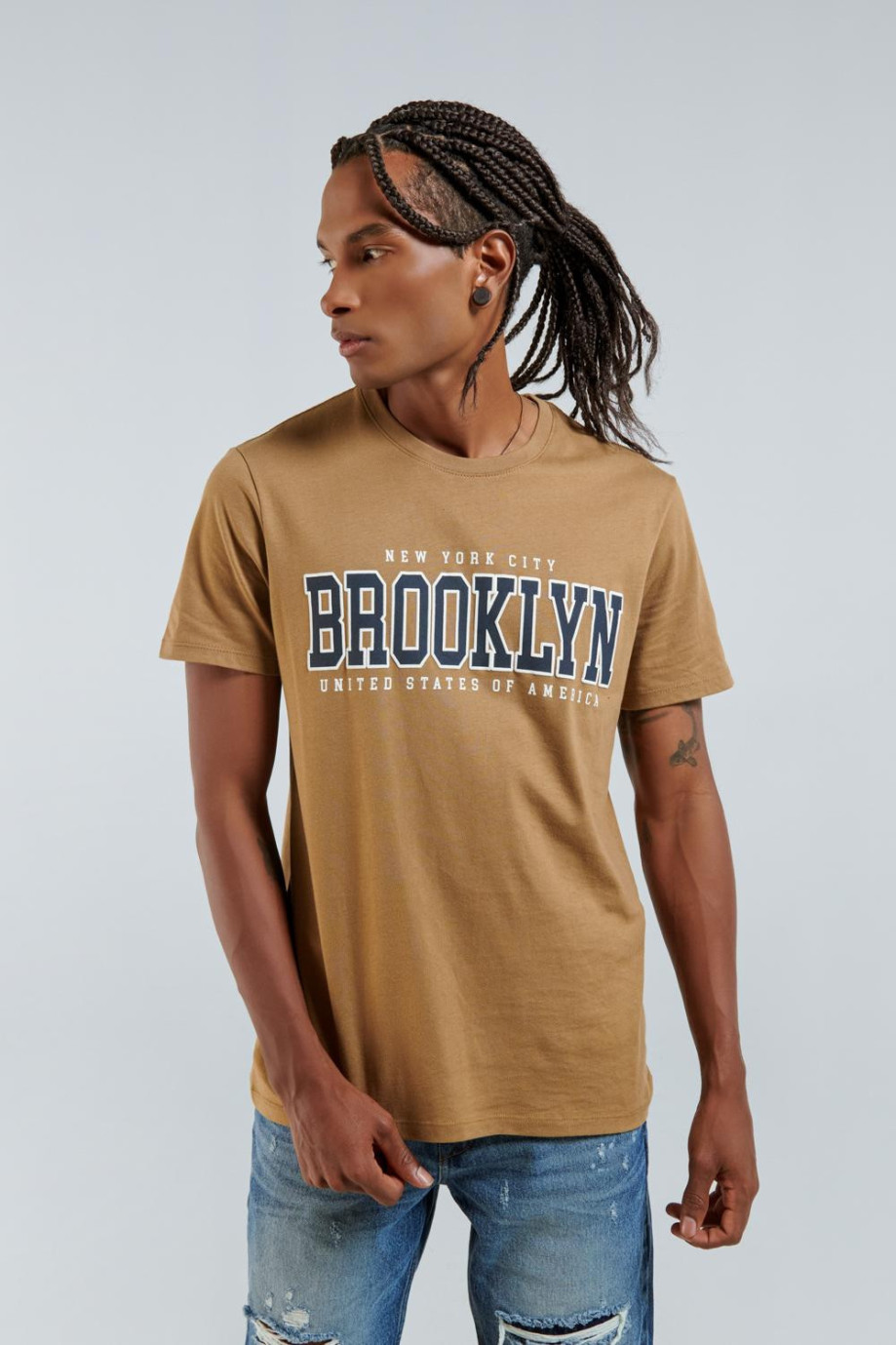 Camiseta café clara con diseño college de Brooklyn y cuello redondo