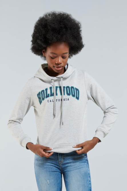 Buzo básico capota para mujer, en color blanco estampado en frente estilo college