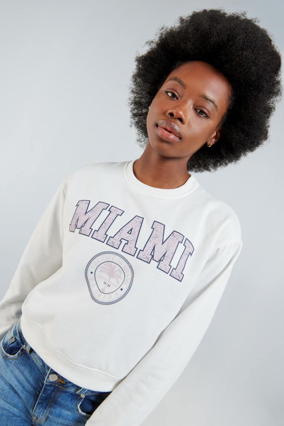 Buzo cuello redondo para mujer en color blanco, rib en cuello puños y bajo estampado en frente estilo college