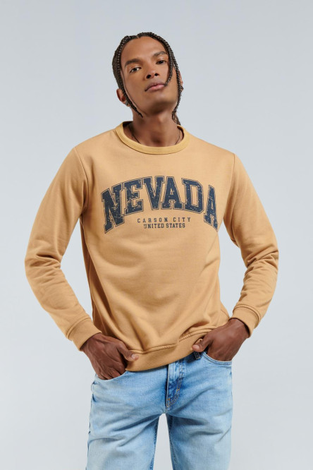 Buzo cuello redondo kaky con estampado en frente estilo College.