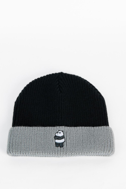 Beanie en color negro con doblez ajustable en color contraste y bordado de Escandalos es exclusivo de Koaj.