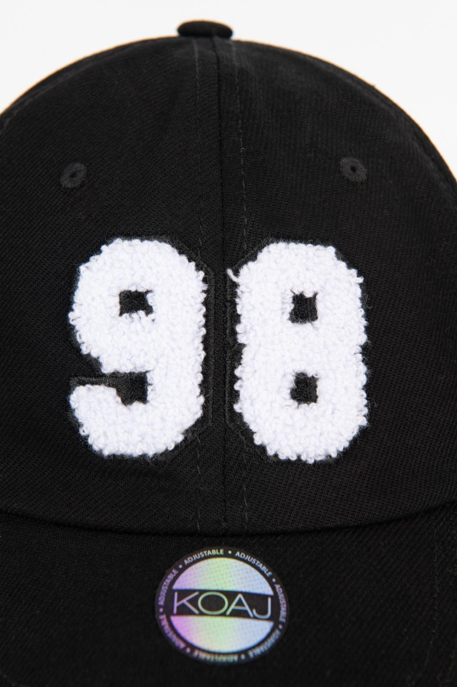 Cachucha beisbolera negra con números blancos bordados