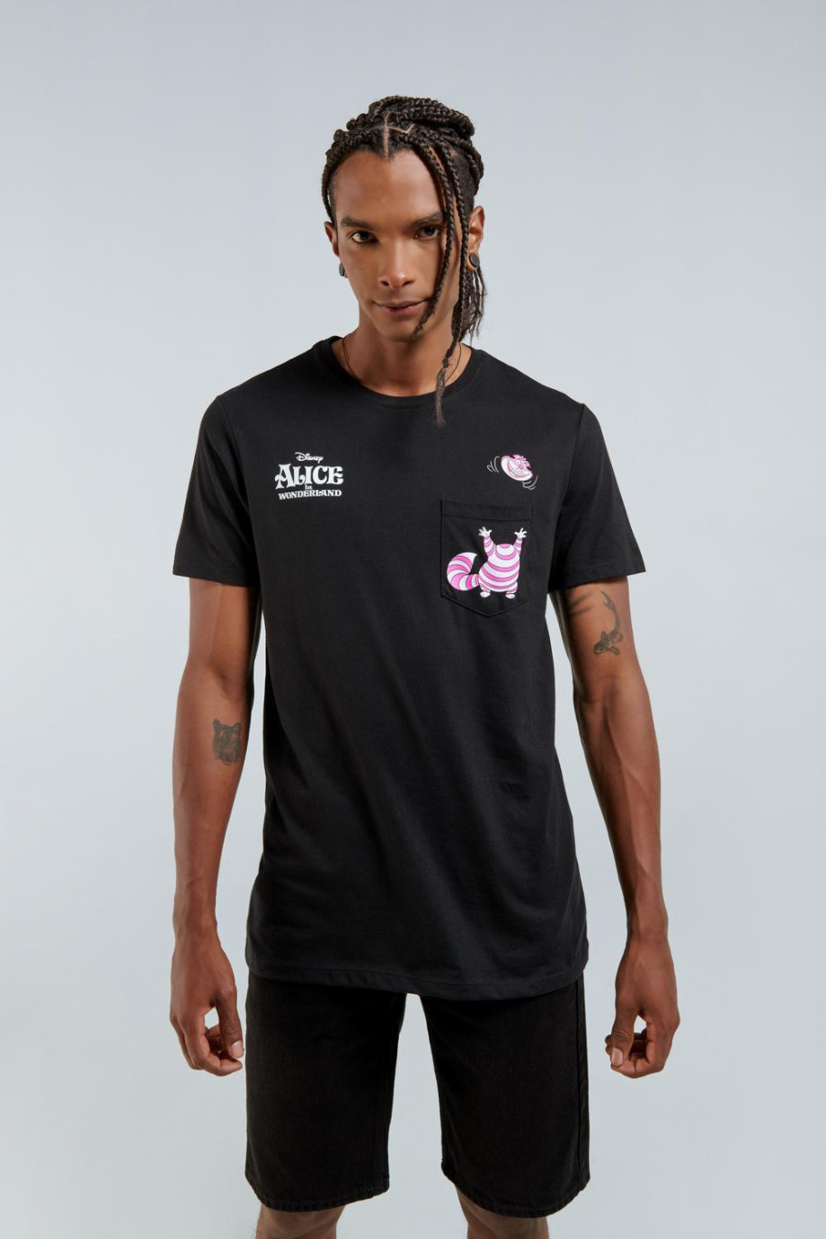 Camiseta con bolsillo, manga corta, negra, con estampado de Alicia en el país de las maravillas.