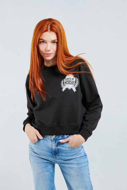 Buzo cuello redondo para mujer en color negro, rib en cuello puños y bajo estampado en frente