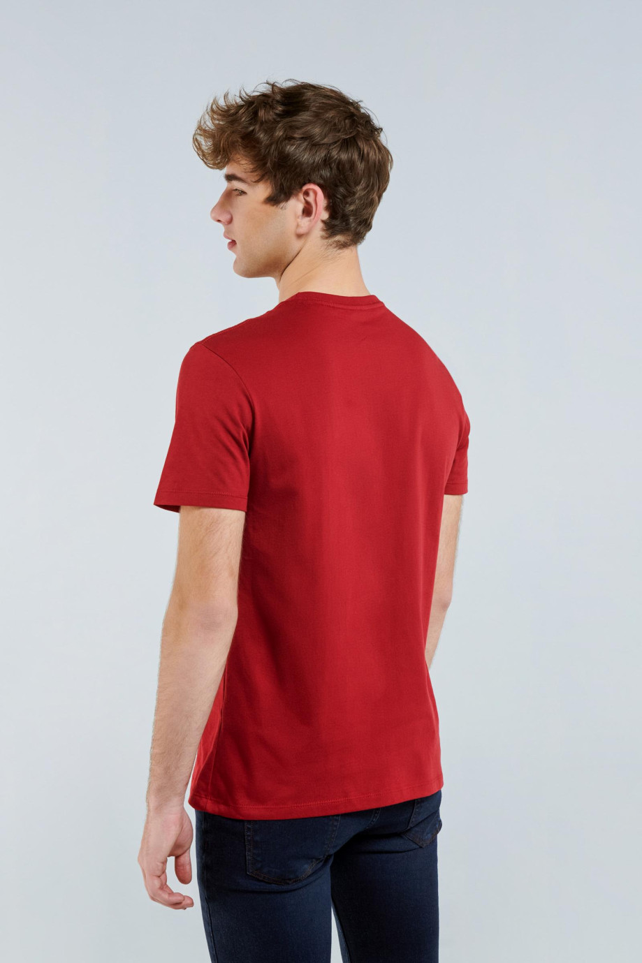 Camiseta manga corta roja con estampado en frente estilo College.