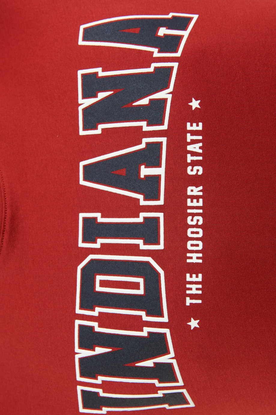Camiseta manga corta roja con estampado en frente estilo College.