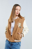 Chaqueta bomber con combinación de materiales efecto piel en las mangas y el cuerpo en paño con diseño college.