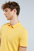 Camiseta polo unicolor con botones, acabados tejidos y manga corta