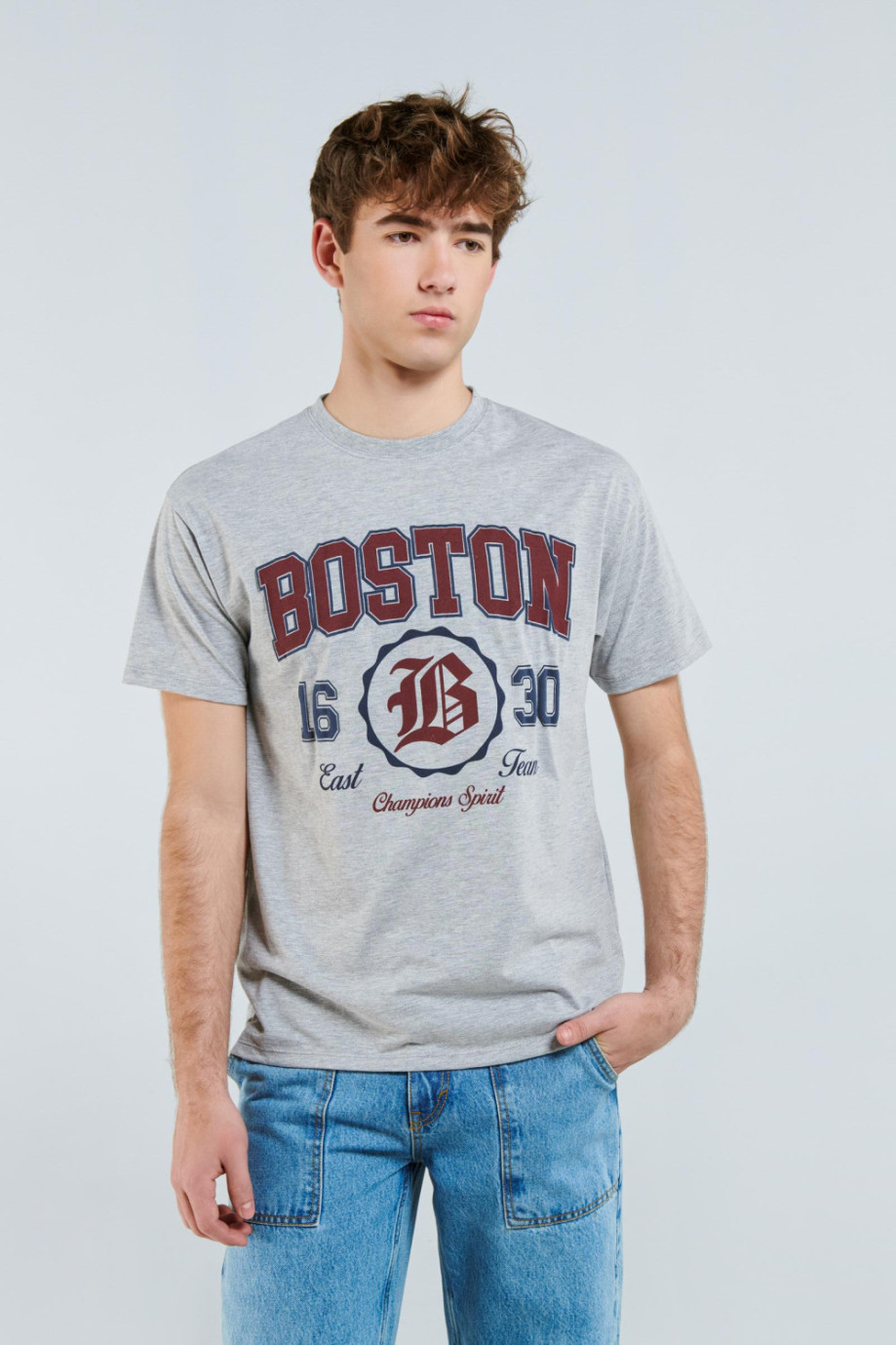 Camiseta gris clara con diseño college de Boston y manga corta