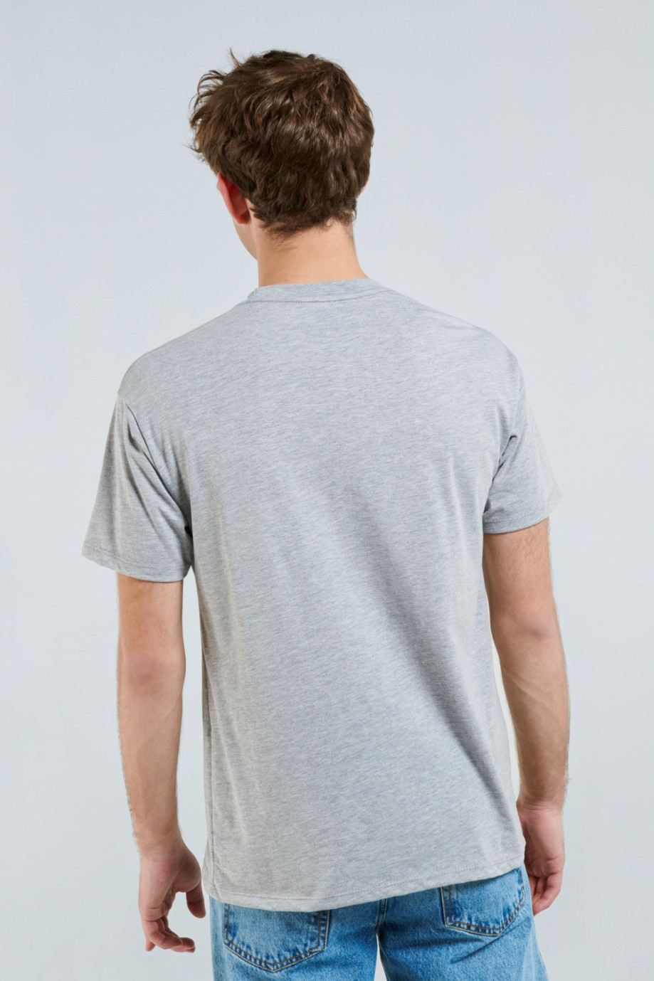 Camiseta manga corta gris claro con estampado en frente.