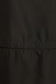 Chaqueta liviana larga unicolor con cintura ajustable y cuello alto