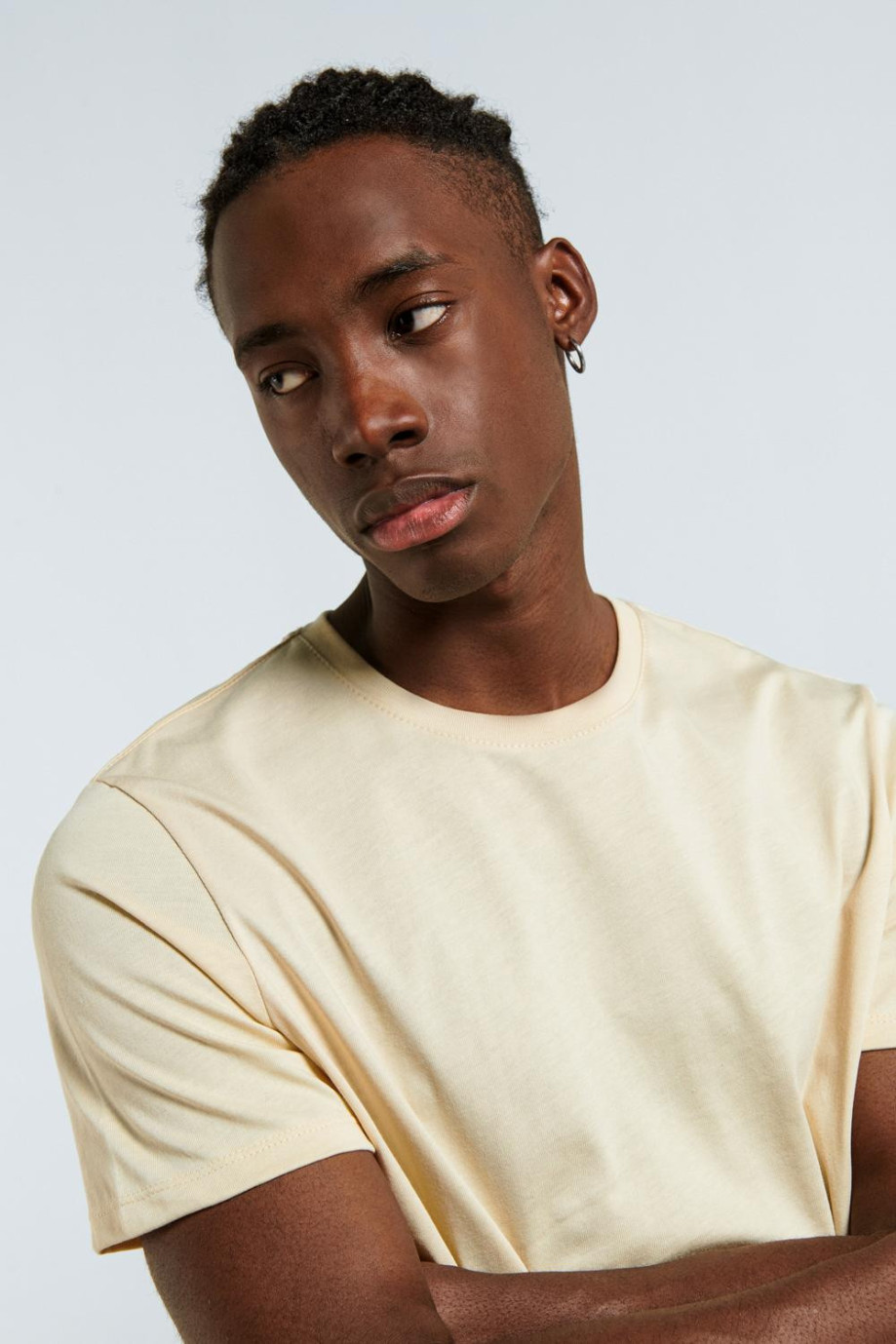 Camiseta unicolor en algodón con manga corta y cuello redondo
