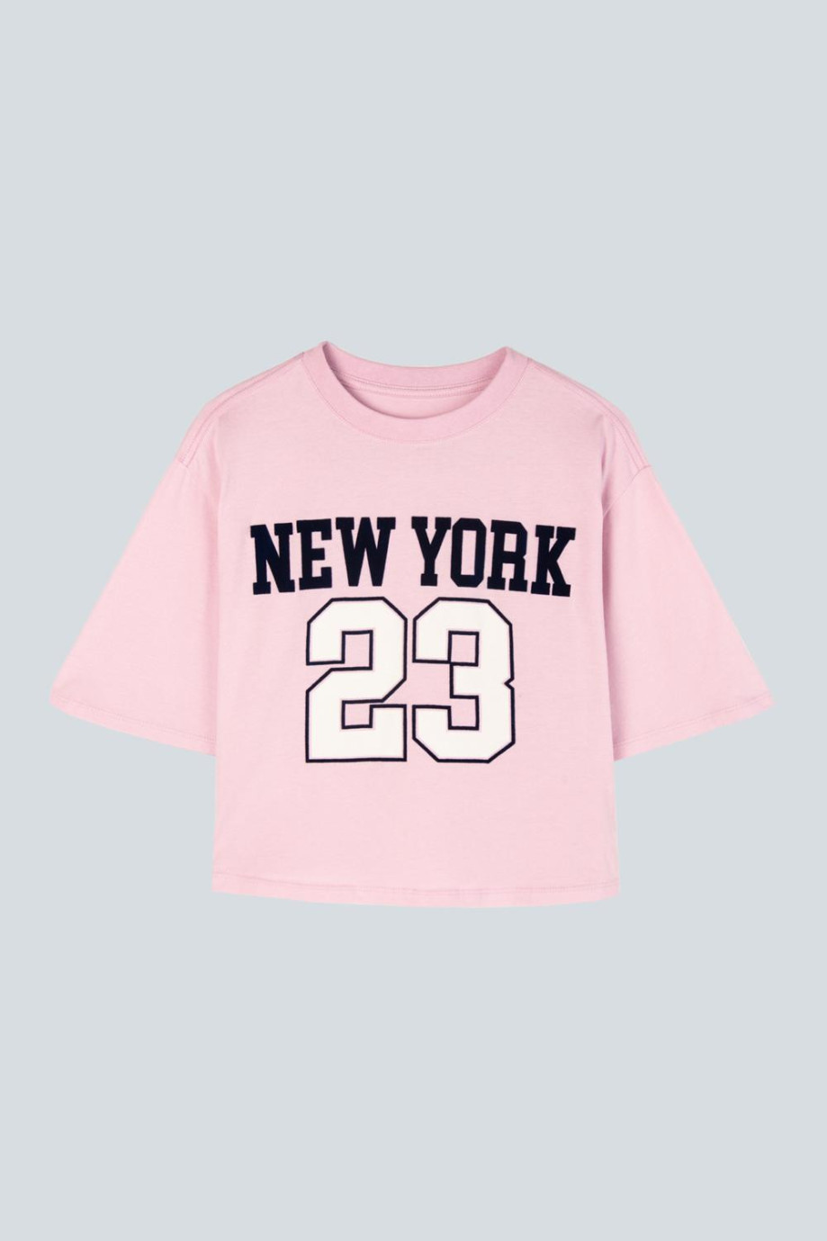 Camiseta crop top oversize para mujer en color rosado estampada en frente estilo college